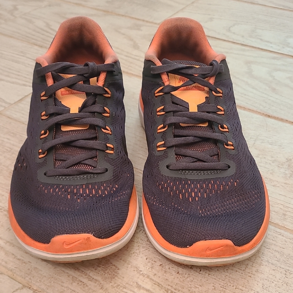 Wkmen's Nike Gray and Orange FitSole Sneakers In a Size 9.5!